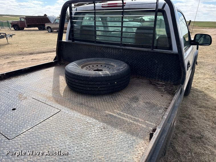 image for item DZ4999 2006 Chevrolet 2500HD bale bed pickup truck