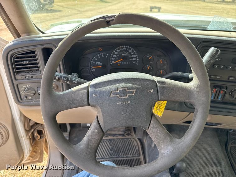 image for item DZ4999 2006 Chevrolet 2500HD bale bed pickup truck