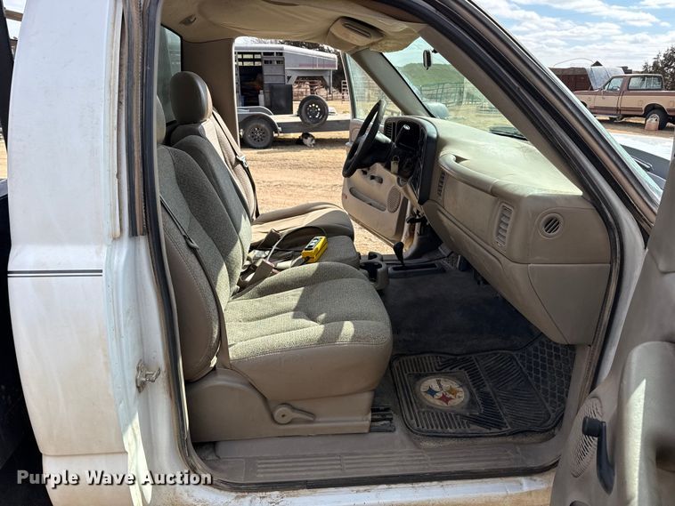 image for item DZ4999 2006 Chevrolet 2500HD bale bed pickup truck