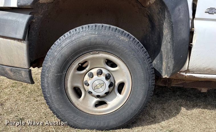 image for item DZ4999 2006 Chevrolet 2500HD bale bed pickup truck