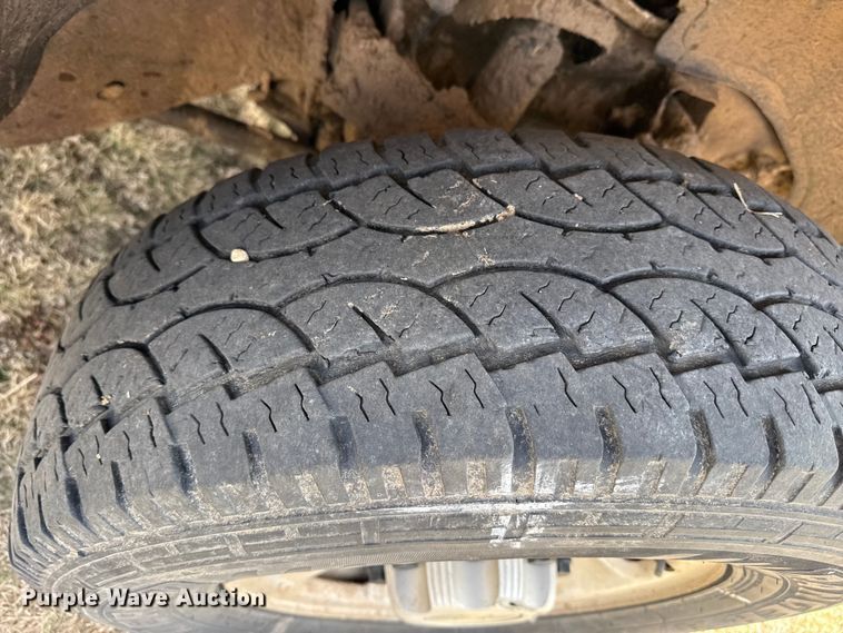 image for item DZ4999 2006 Chevrolet 2500HD bale bed pickup truck