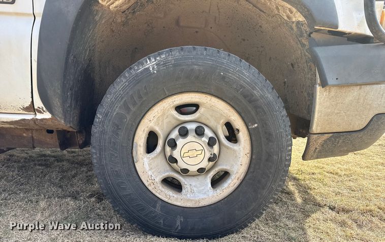 image for item DZ4999 2006 Chevrolet 2500HD bale bed pickup truck