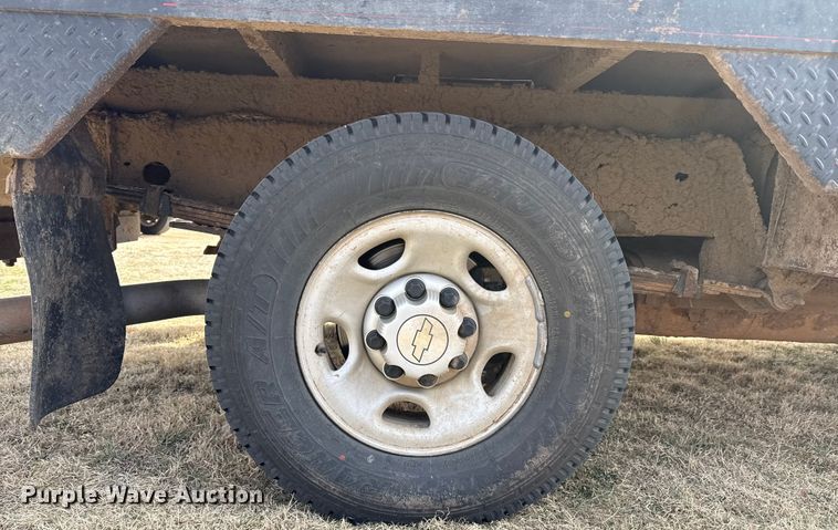 image for item DZ4999 2006 Chevrolet 2500HD bale bed pickup truck