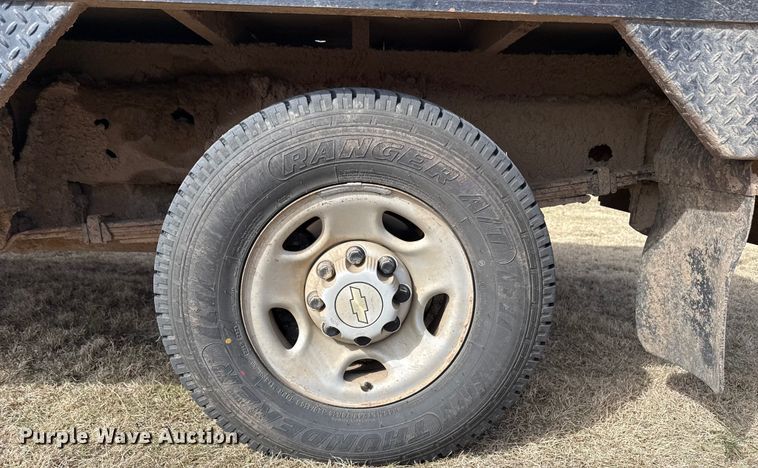 image for item DZ4999 2006 Chevrolet 2500HD bale bed pickup truck