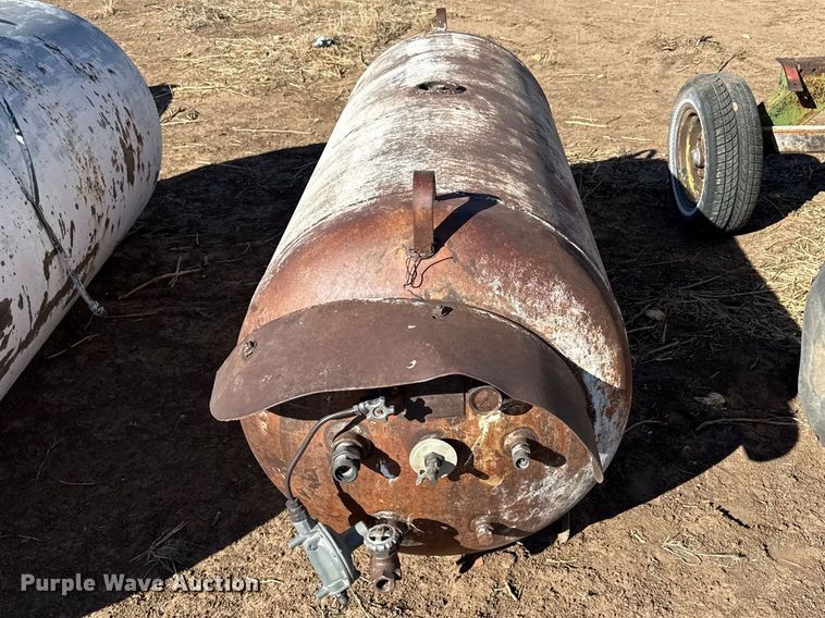 image for item DZ5117 (3) propane tanks