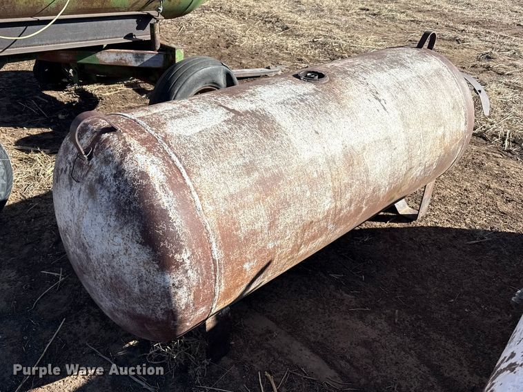 image for item DZ5117 (3) propane tanks