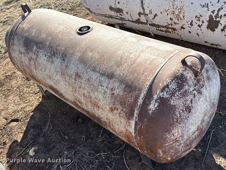 image for item DZ5117 (3) propane tanks