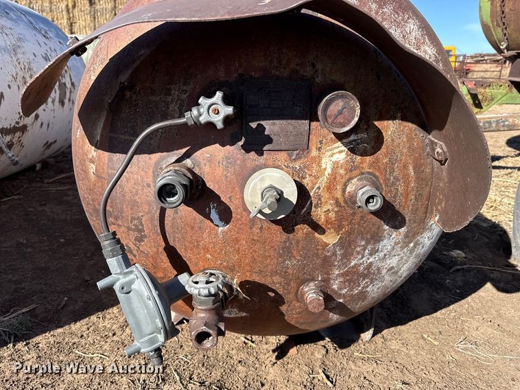 image for item DZ5117 (3) propane tanks