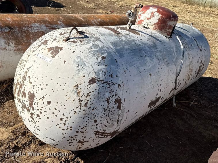 image for item DZ5117 (3) propane tanks