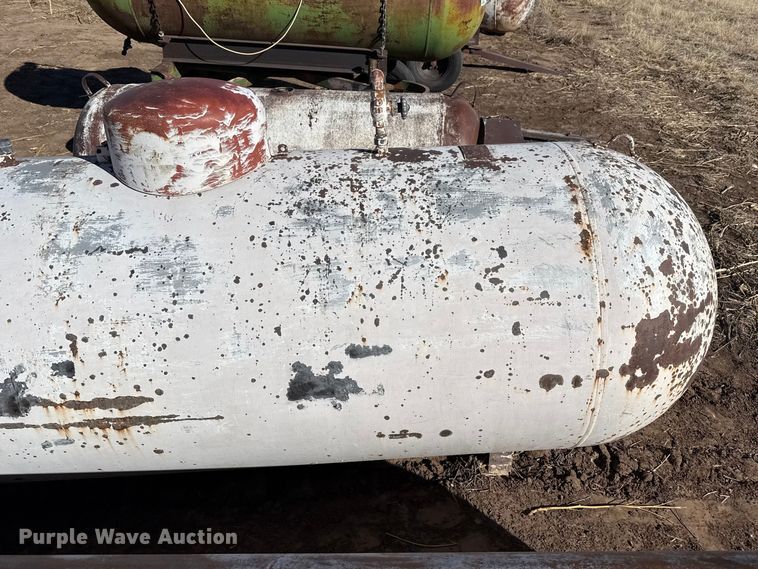 image for item DZ5117 (3) propane tanks