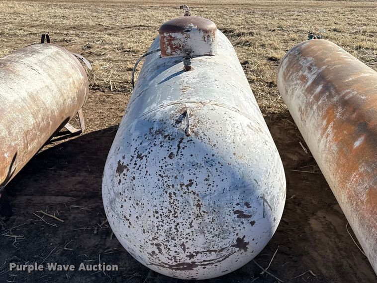 image for item DZ5117 (3) propane tanks