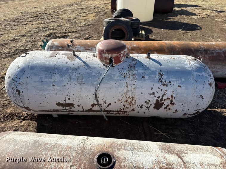 image for item DZ5117 (3) propane tanks