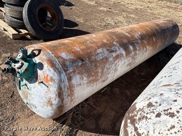 image for item DZ5117 (3) propane tanks