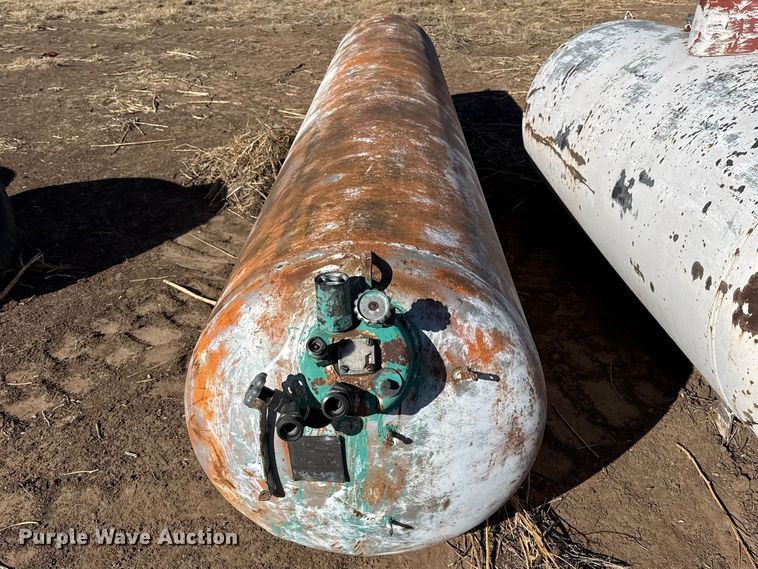 image for item DZ5117 (3) propane tanks