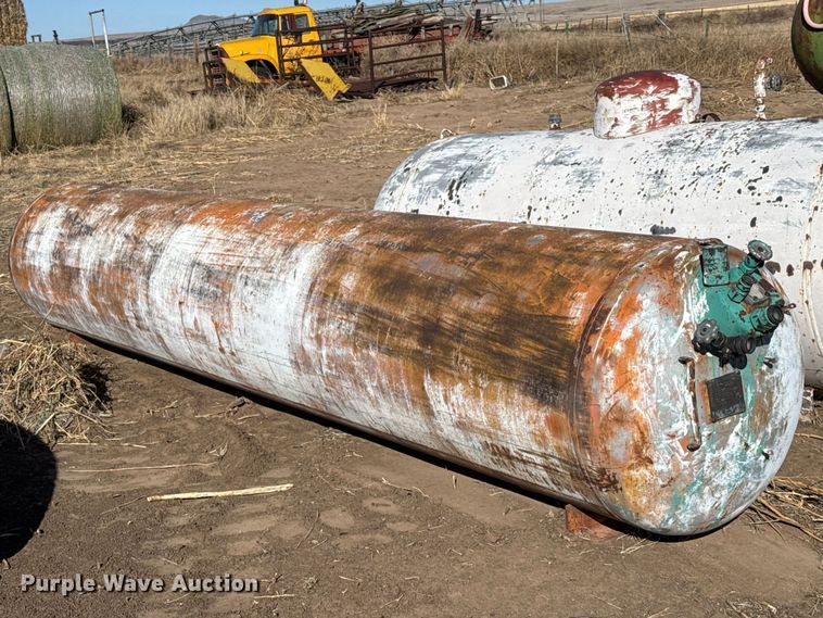 image for item DZ5117 (3) propane tanks