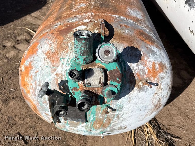 image for item DZ5117 (3) propane tanks