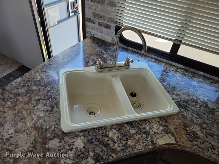 image for item EA2810 2016 Keystone Hideout camper