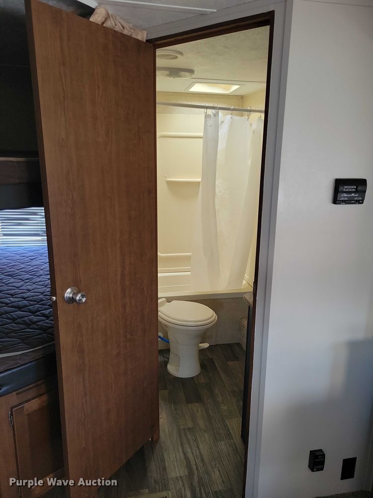 image for item EA2810 2016 Keystone Hideout camper