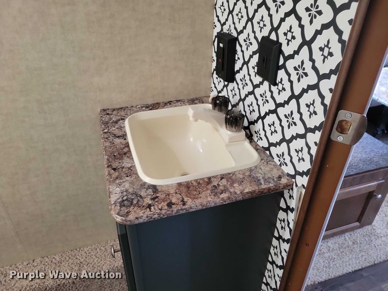 image for item EA2810 2016 Keystone Hideout camper