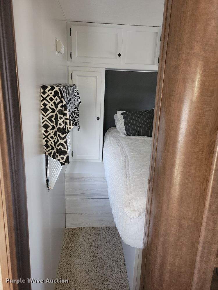 image for item EA2810 2016 Keystone Hideout camper