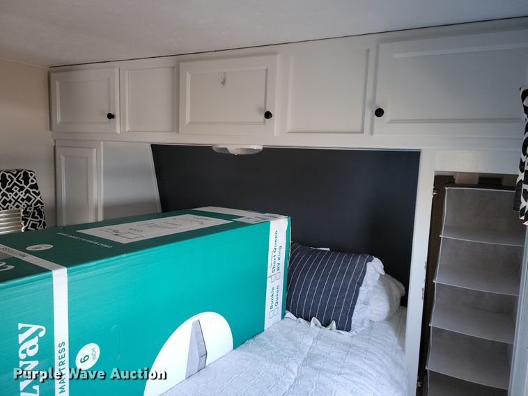 image for item EA2810 2016 Keystone Hideout camper