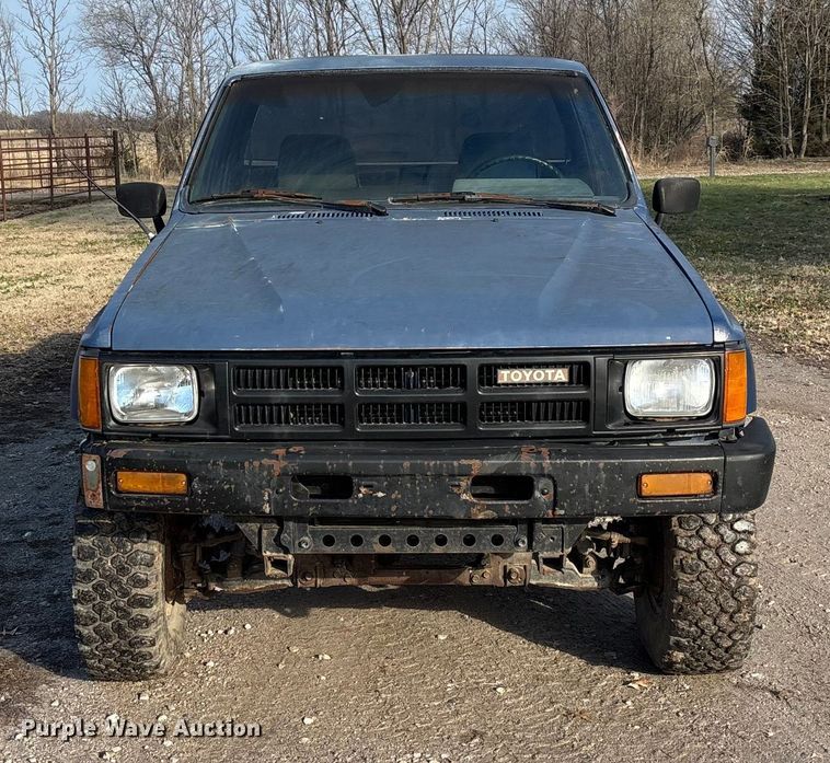 image for item ED2429 1986 Toyota pickup truck