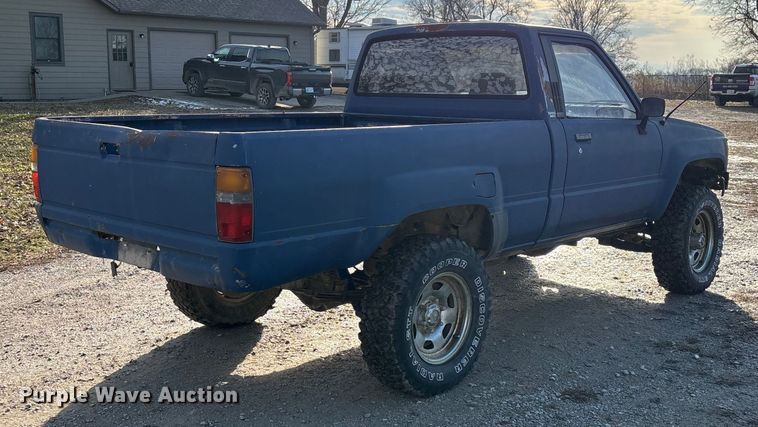 image for item ED2429 1986 Toyota pickup truck