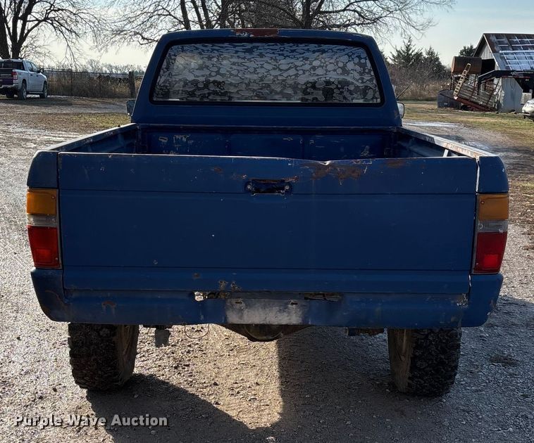 image for item ED2429 1986 Toyota pickup truck