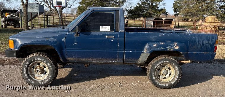 image for item ED2429 1986 Toyota pickup truck