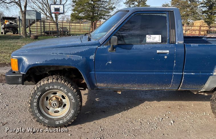 image for item ED2429 1986 Toyota pickup truck