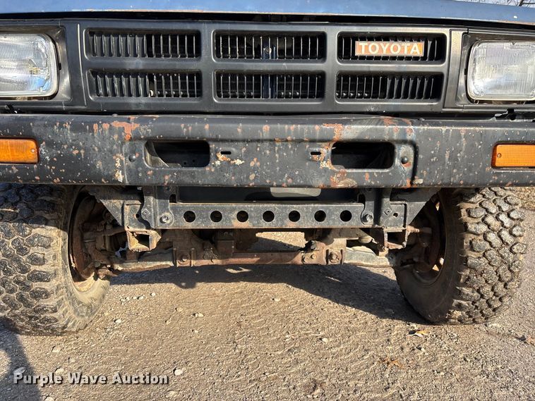 image for item ED2429 1986 Toyota pickup truck