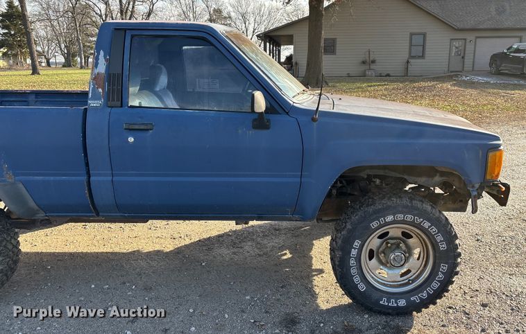 image for item ED2429 1986 Toyota pickup truck