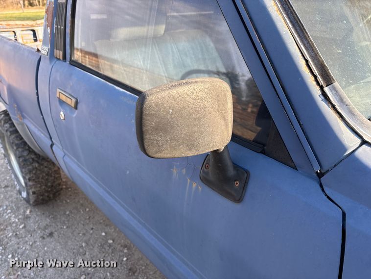 image for item ED2429 1986 Toyota pickup truck