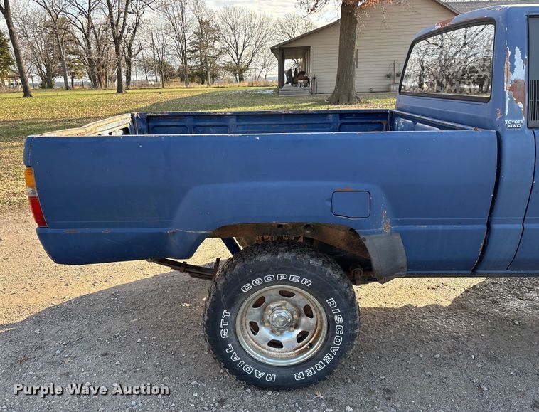 image for item ED2429 1986 Toyota pickup truck
