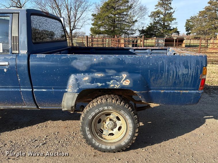 image for item ED2429 1986 Toyota pickup truck