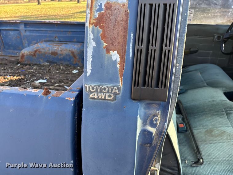 image for item ED2429 1986 Toyota pickup truck