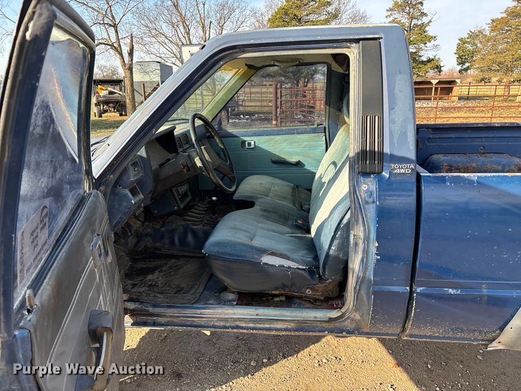 image for item ED2429 1986 Toyota pickup truck