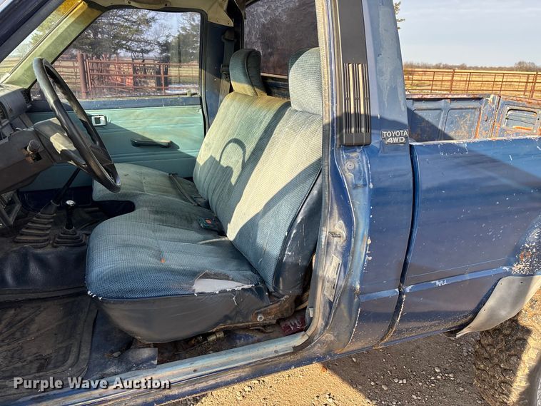 image for item ED2429 1986 Toyota pickup truck