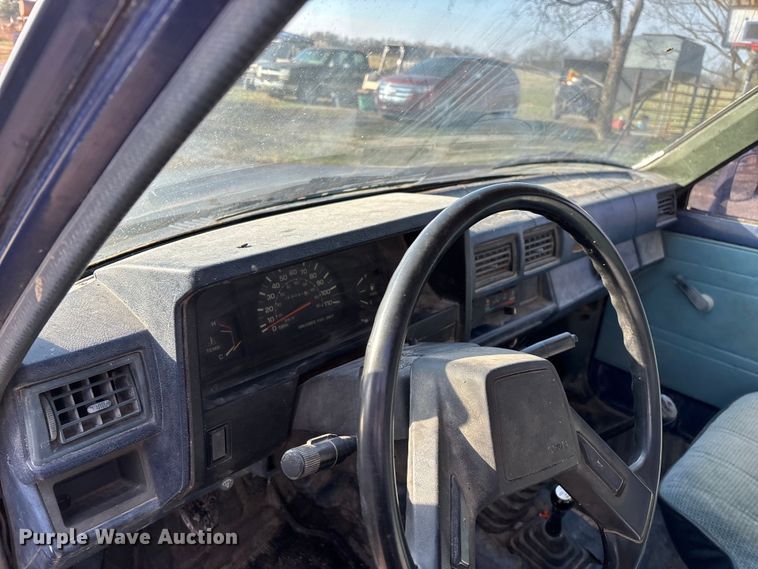 image for item ED2429 1986 Toyota pickup truck