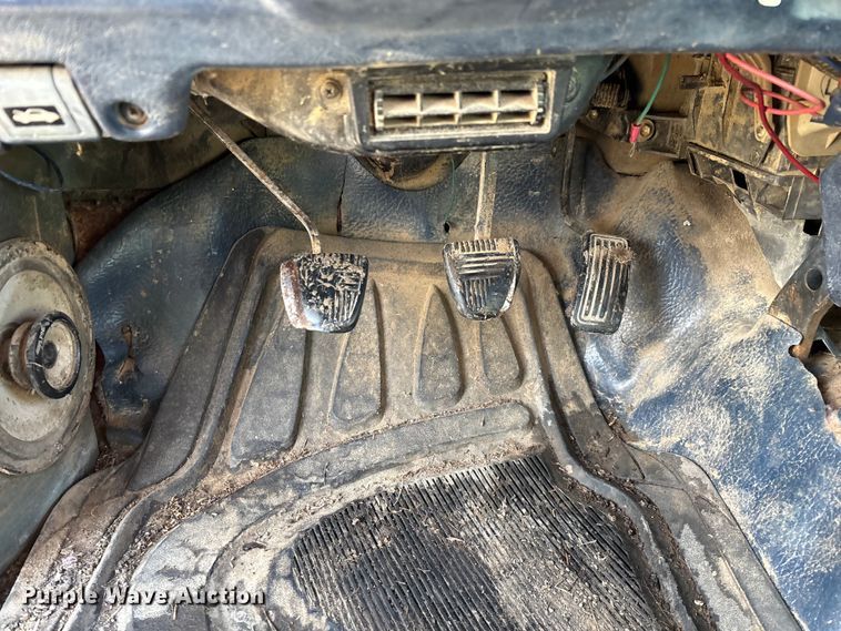 image for item ED2429 1986 Toyota pickup truck