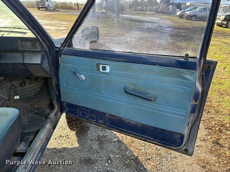 image for item ED2429 1986 Toyota pickup truck