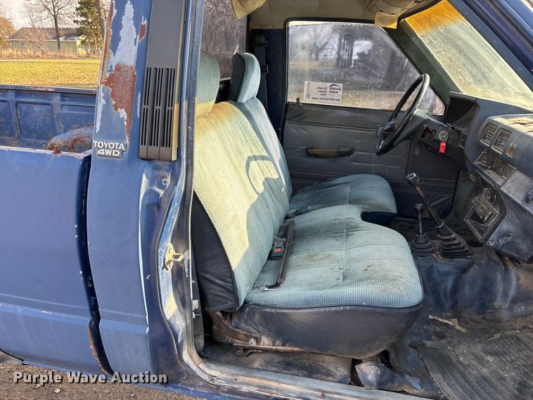 image for item ED2429 1986 Toyota pickup truck