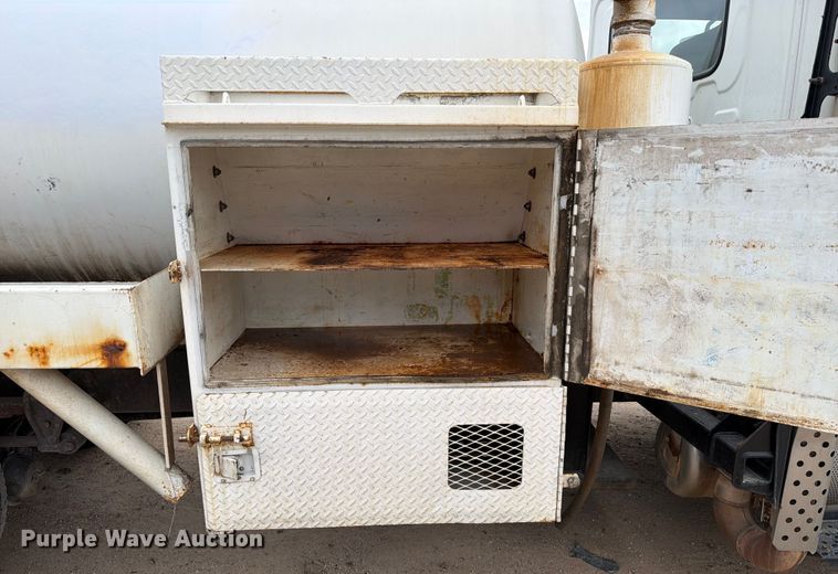 image for item ED5130 2013 Hino 268 vacuum truck