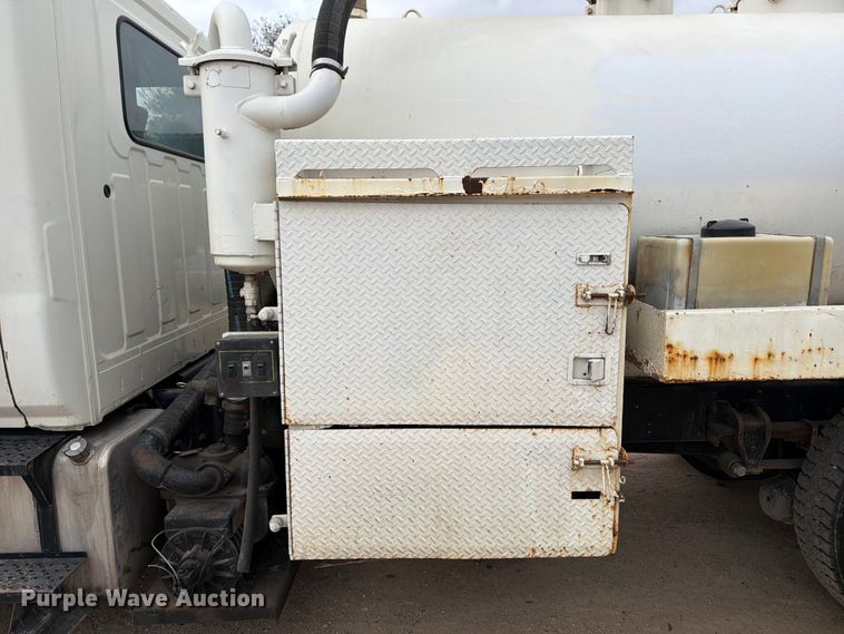 image for item ED5130 2013 Hino 268 vacuum truck