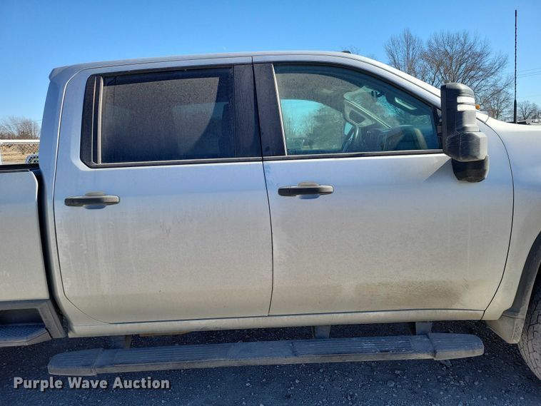 image for item EE0871 2022 Chevrolet Silverado 2500HD Crew Cab pickup truck