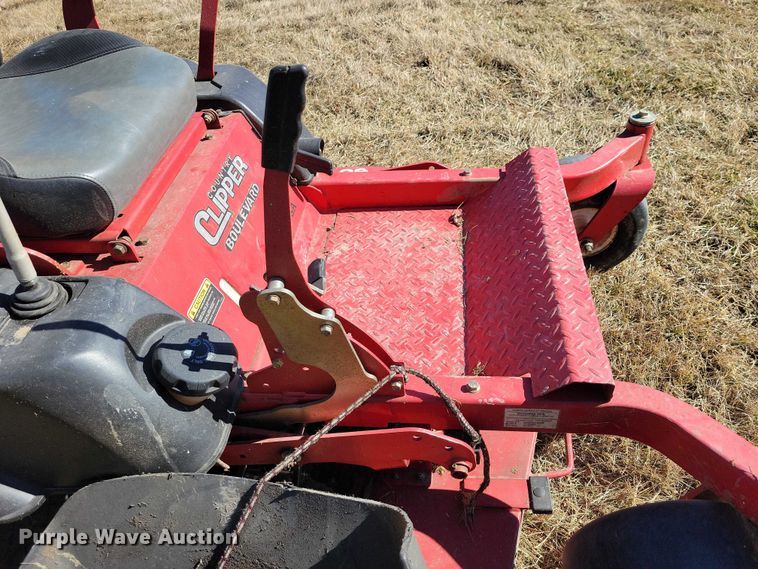 image for item EE0875 2017 Country Clipper Boulevard ZTR lawn mower