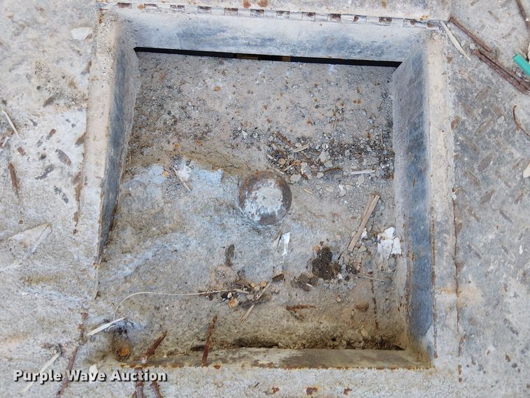 image for item EE5162 2017 RAM 2500 Crew Cab flatbed pickup truck