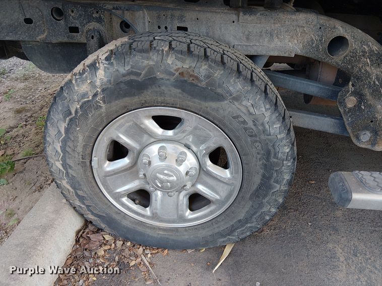 image for item EE5162 2017 RAM 2500 Crew Cab flatbed pickup truck