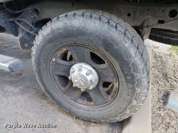 image for item EE5162 2017 RAM 2500 Crew Cab flatbed pickup truck