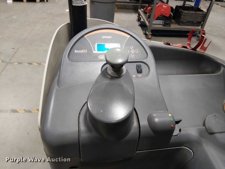 image for item EE5186 2016 Crown RR5725-35 reach truck
